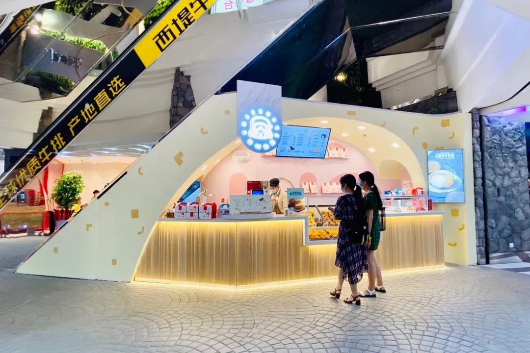 购物中心电梯两边手扶梯陈列 (购物中心顶楼业态规划)