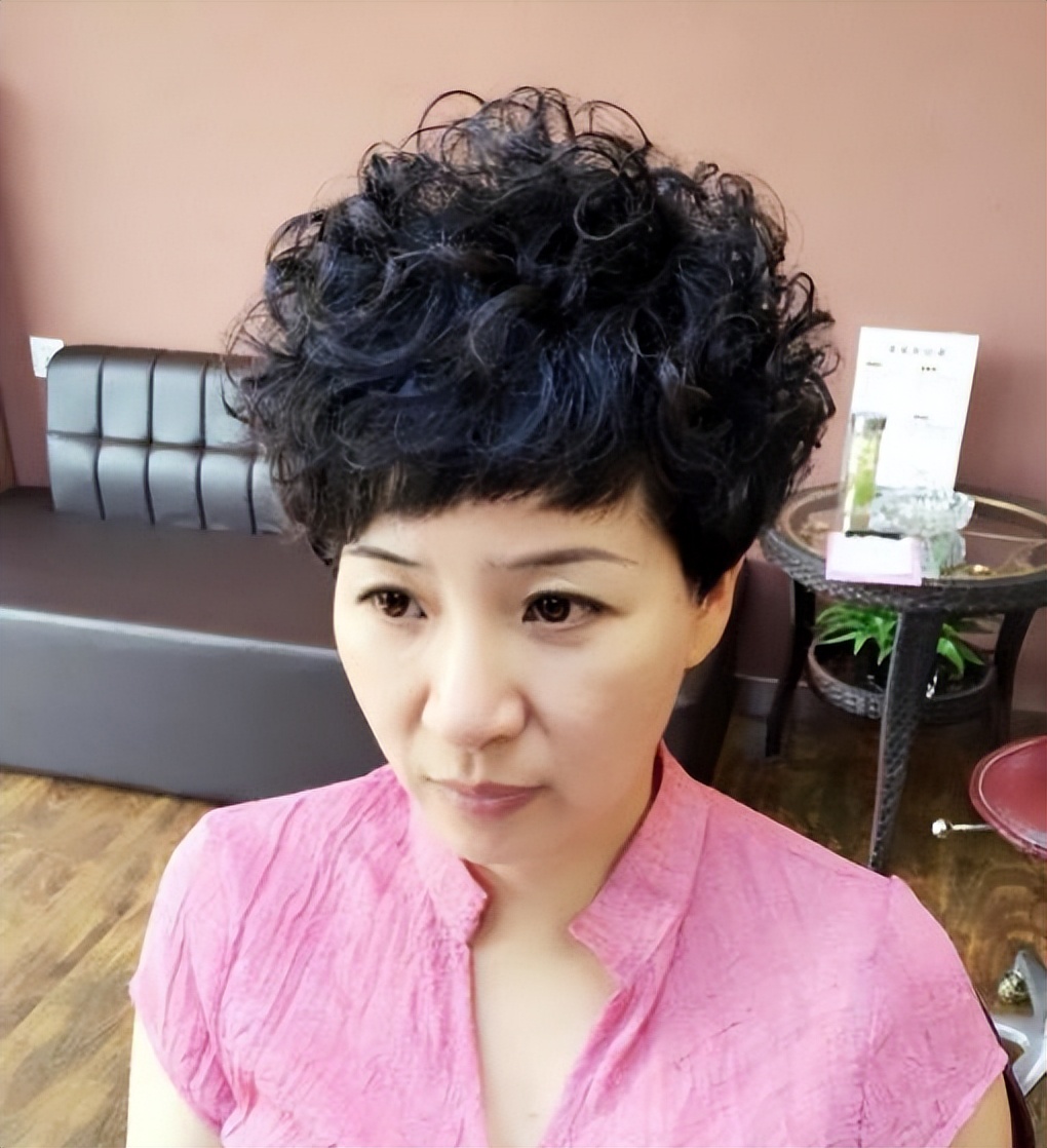 50岁烫小卷中长头发,烫头发女中长发推荐不要太卷