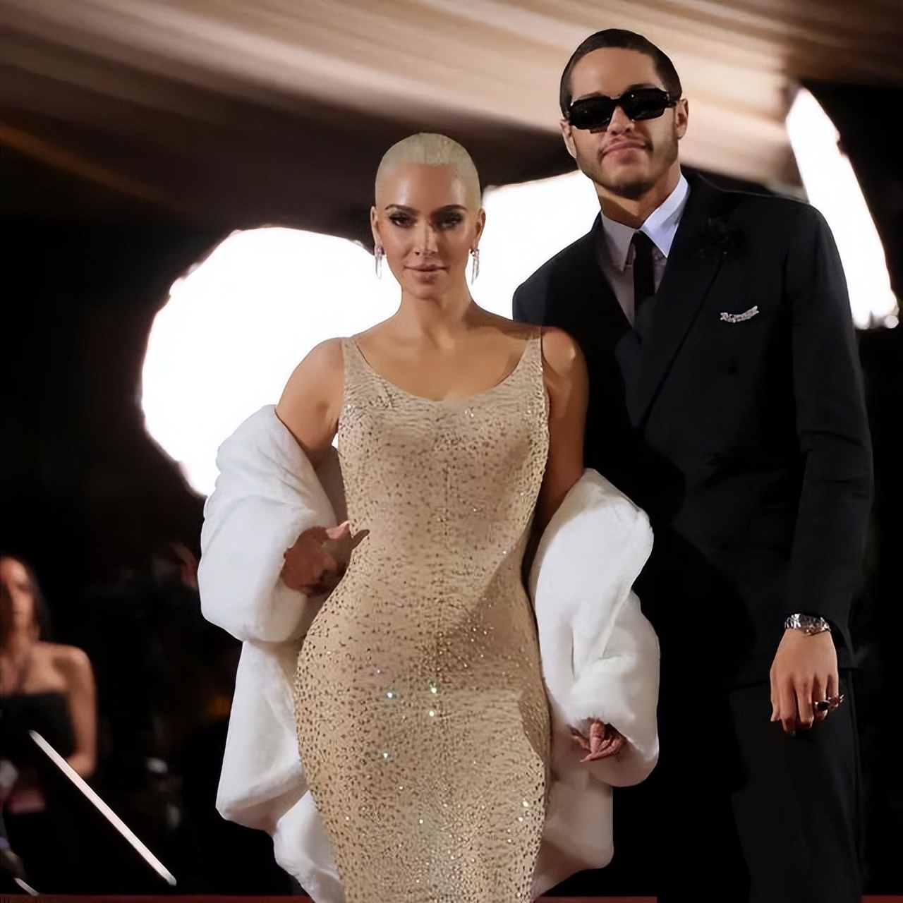 金卡戴珊穿梦露裙走路,金卡戴珊穿古董裙子