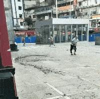 女孩子看起来外表美丽，其实裤袜已经掉到大腿根了！哈哈哈