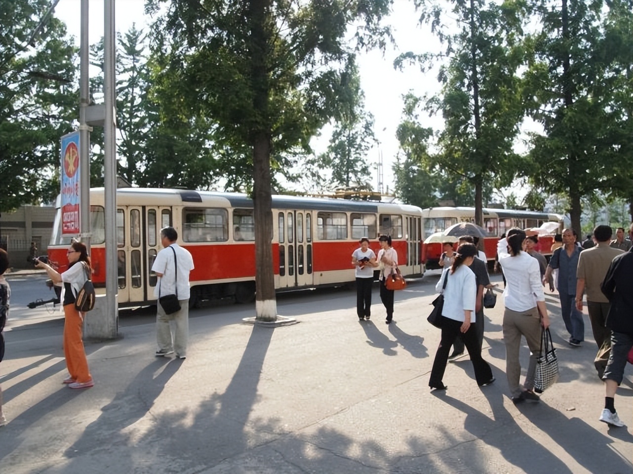 朝鲜女人喜欢名牌包，男人喜欢抽名牌香烟