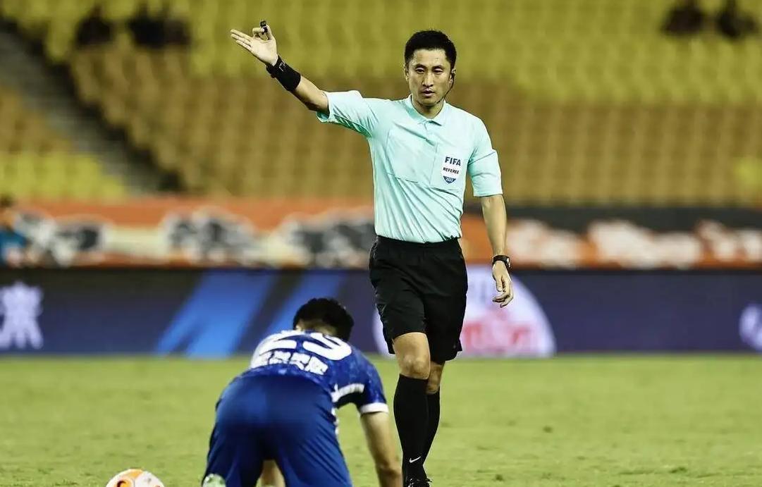 解说评价马宁,河南球迷悬挂马宁黑白照