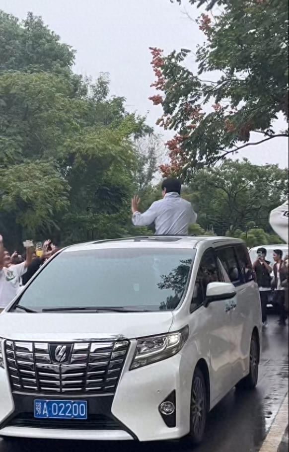 成龙出席武汉大学典礼,成龙武汉高校出席活动