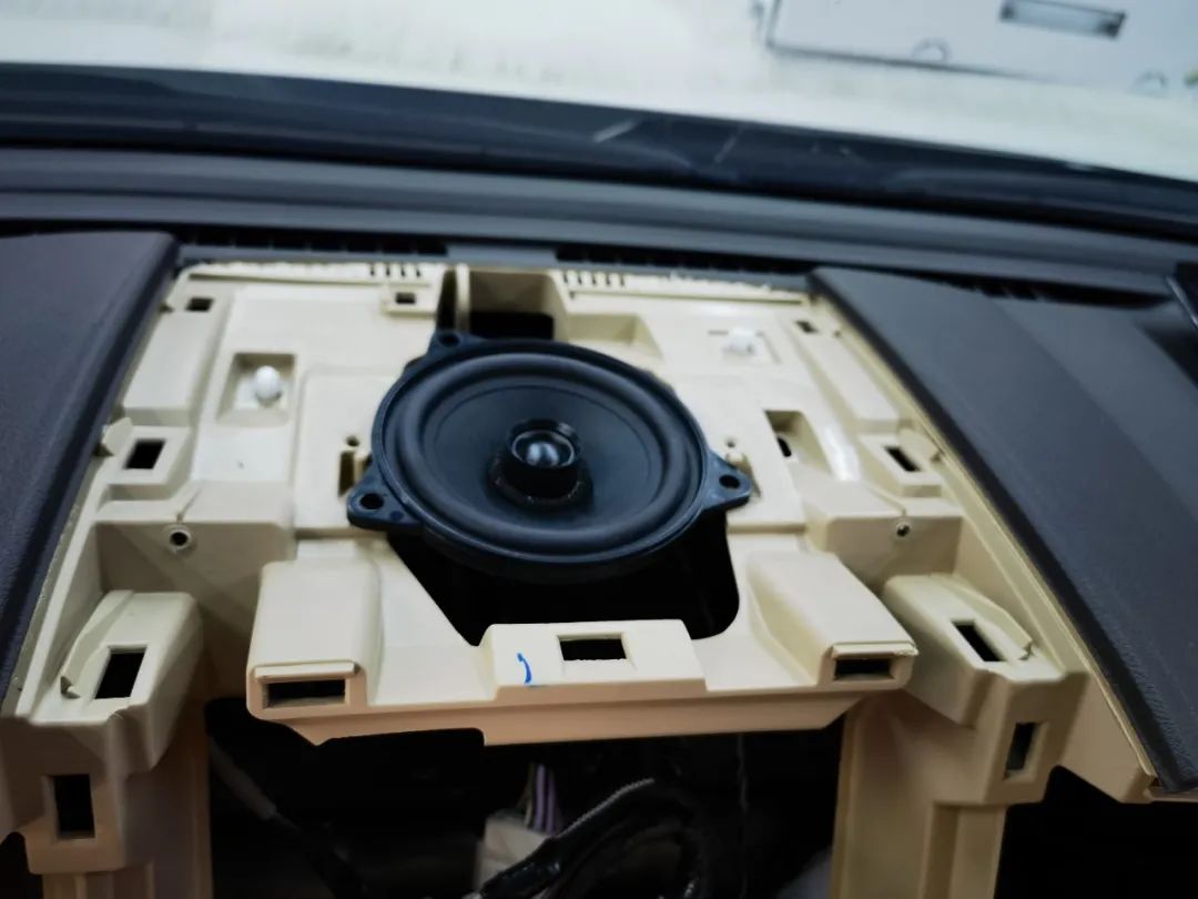 越野的旅途怎么能少了音乐的陪伴？丰田酷路泽音响升级