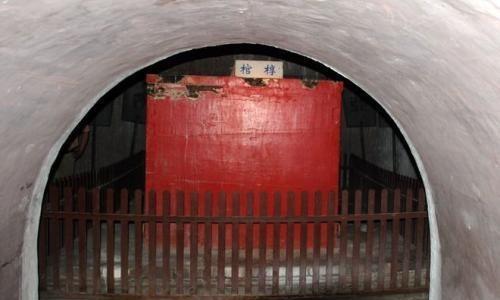 挖古墓挖出了刘备关羽张飞的古墓,民工挖出千年古墓