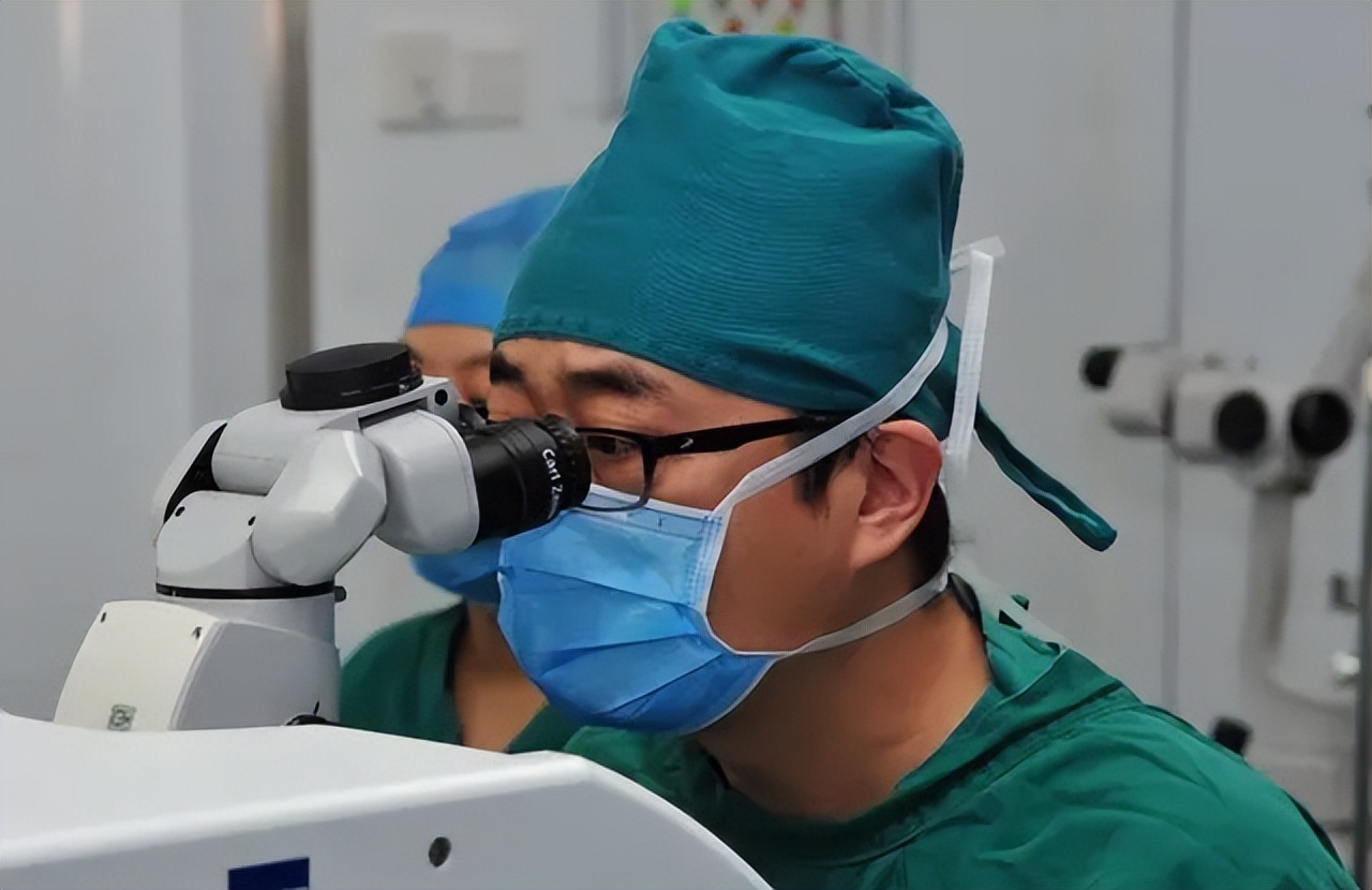 激光手术治近视眼后遗症老年,近视眼做飞秒激光有什么后遗症