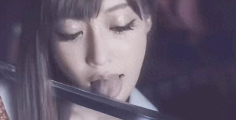 狂野诱惑！超辣女王舔刀瞬间！