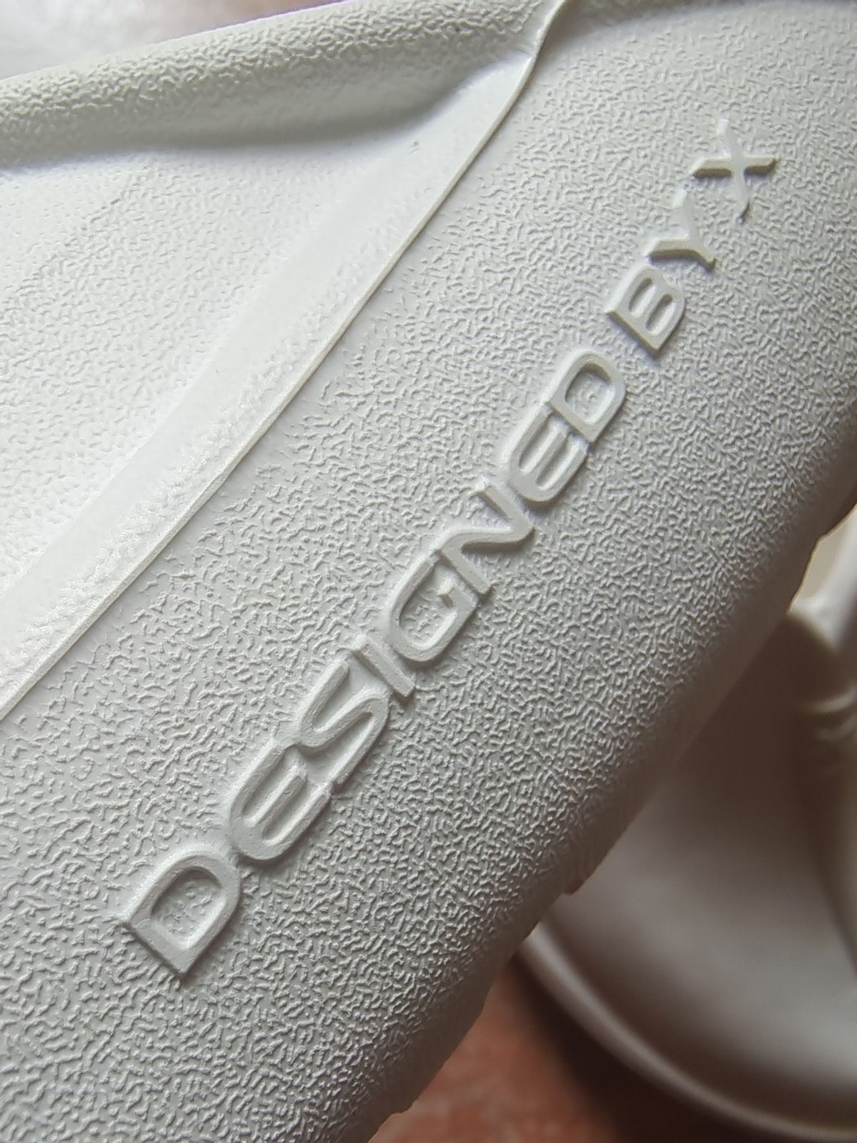 中国风的凉拖,带标志的特步凉拖