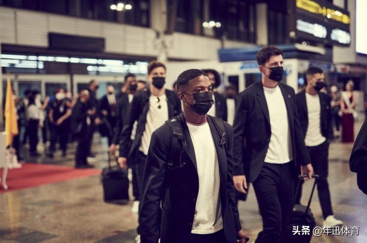 曼联众将抵达泰国，官网晒照：着装优雅，英姿飒爽