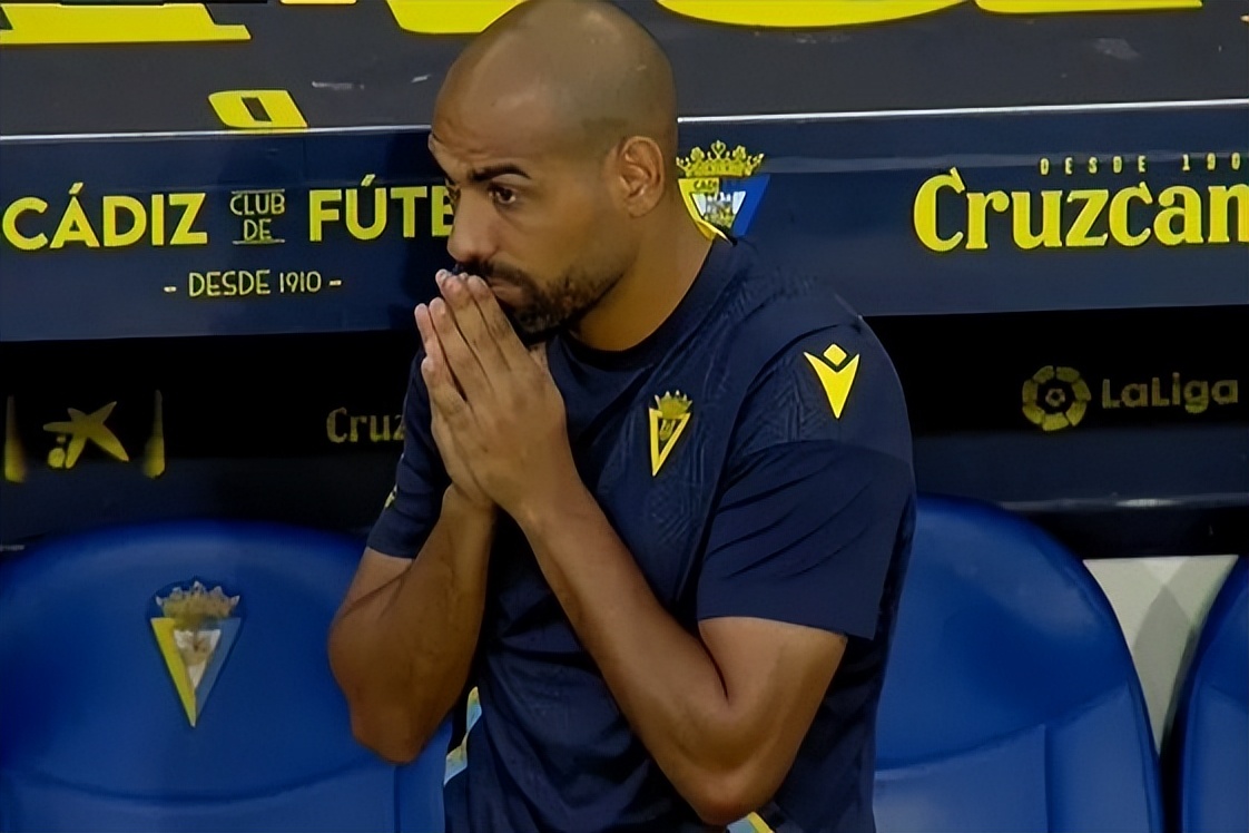 球迷晕倒球员抛除颤器,球迷突发意外