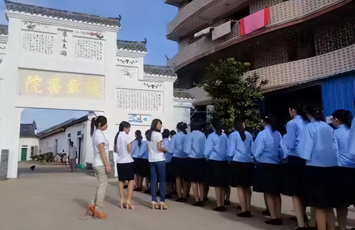 电击、殴打、*虐性**！400亿的“人间炼狱”，竟是家长们亲手打造的