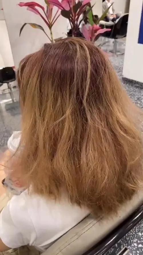 女人经常掉头发什么原因造成的,女性总是掉发怎么办啊