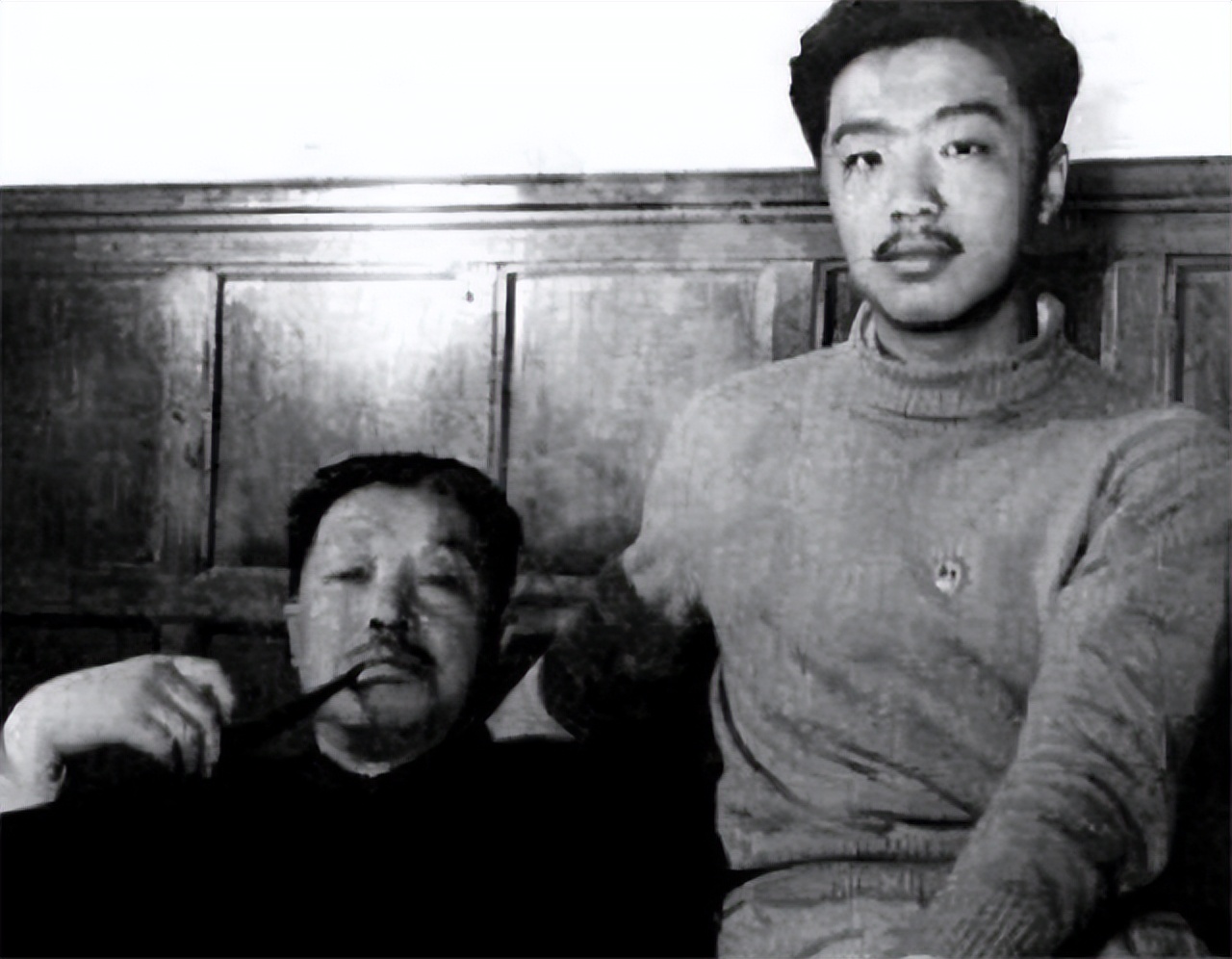 2001年贺鹏飞因突发心脏病去世，母亲盯着遗体发呆，重复说一句话