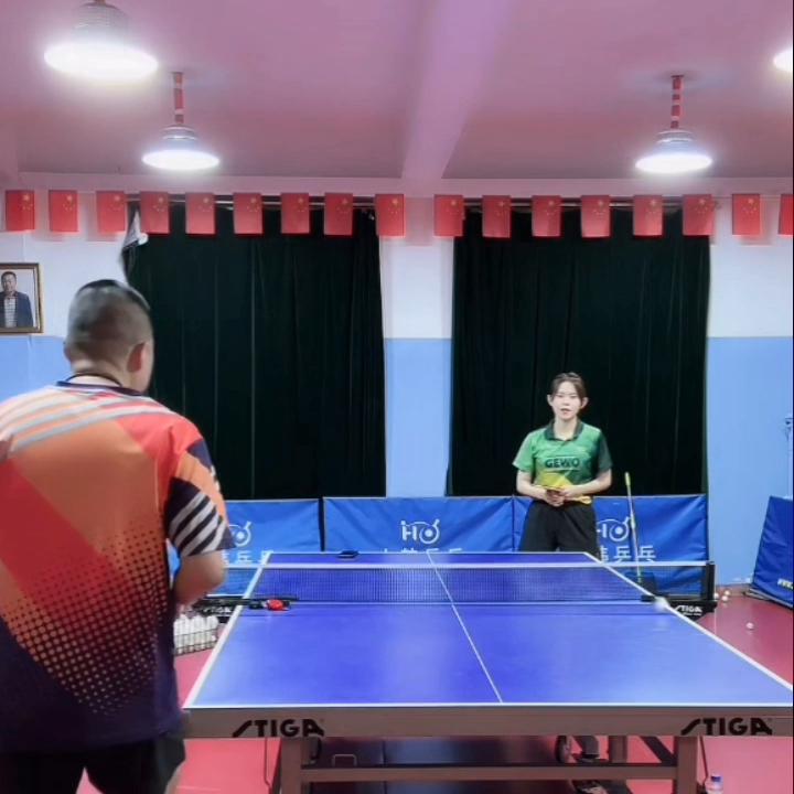 怎样接好勾手侧上旋球,勾手发球怎么接侧下旋转