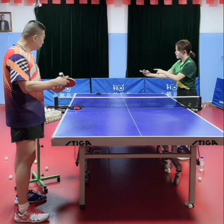 如何接勾手发球的右下旋球,直拍反手接勾手侧上旋球