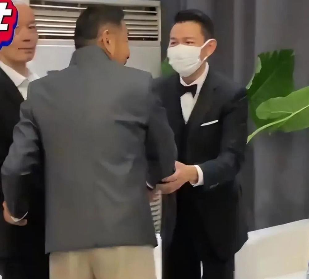 何赛飞获奖后与梁朝伟握手视频,梁朝伟何赛飞金鸡奖