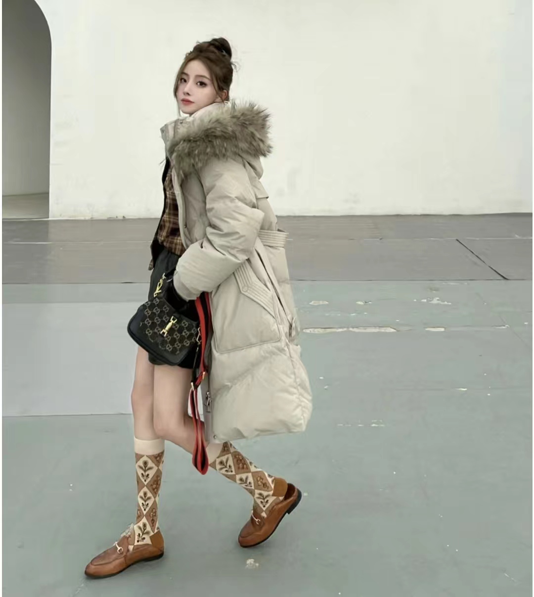 冬季穿什么颜色的羽绒服最百搭,流行的冬季羽绒服颜色搭配