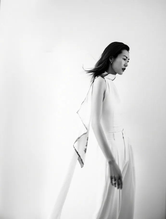 杨紫琼大衣配高筒靴穿搭,杨紫琼穿丝绒大衣图片