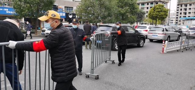 东新园解封！现场有人送来了88朵玫瑰