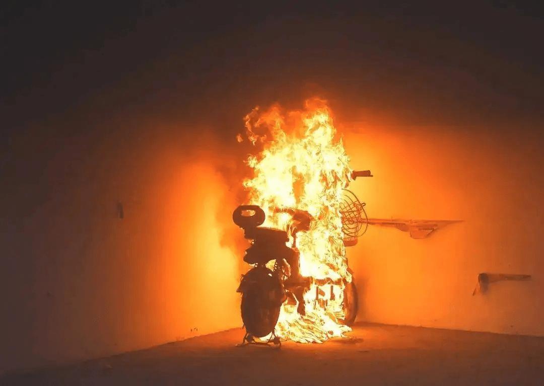 突发火灾又是电动车惹的祸,危险近期多起电动车引发火灾事件