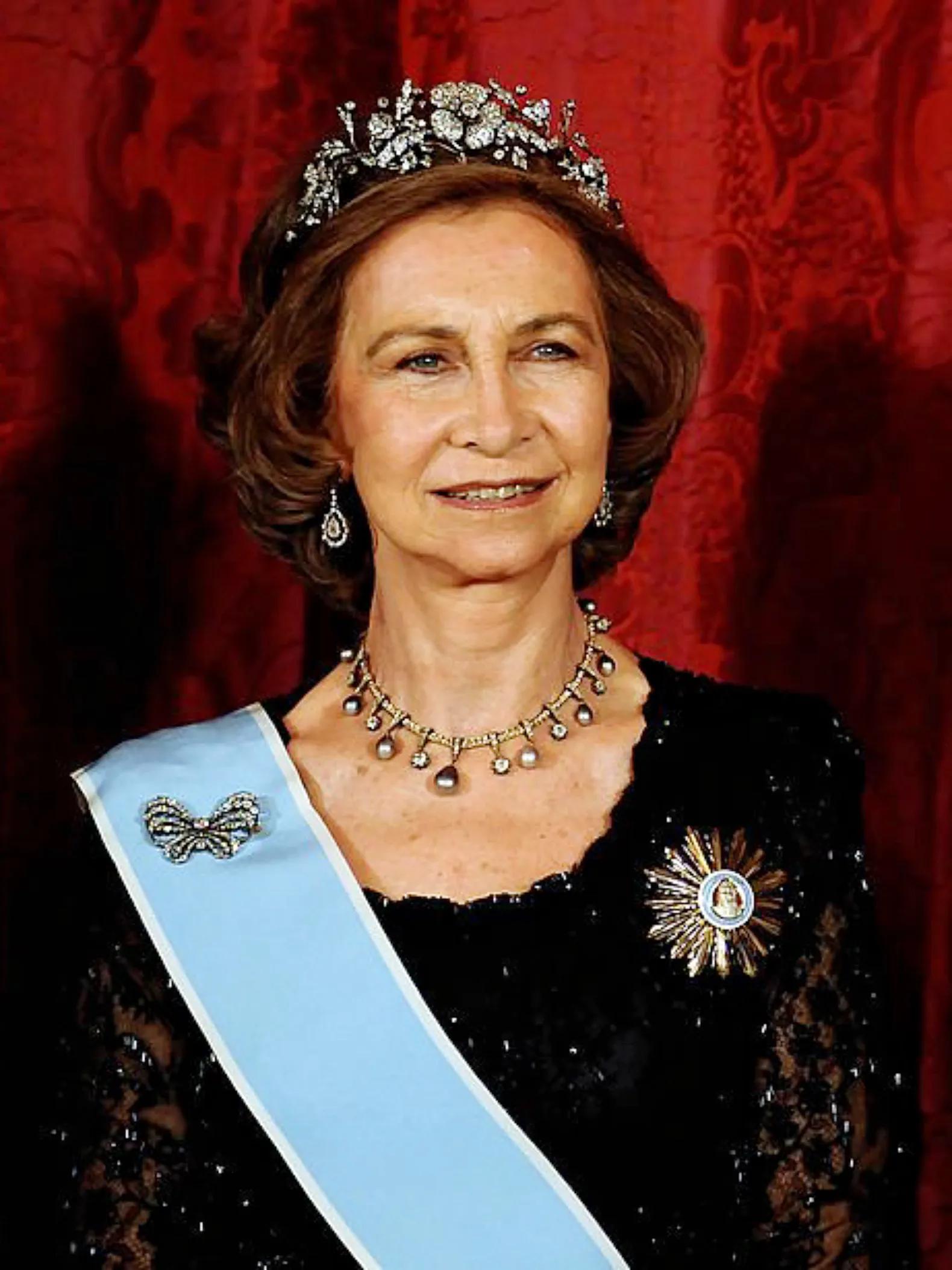 西班牙王室祖母绿胸针,西班牙王室珠宝祖母绿胸针