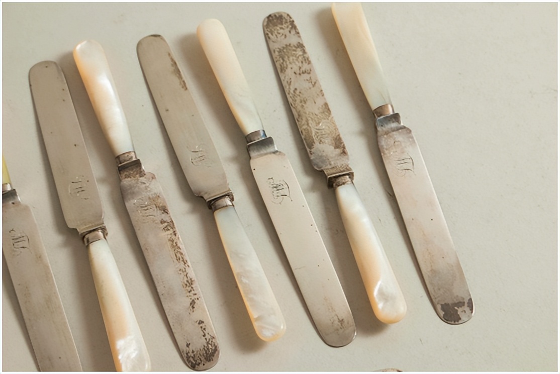 珍珠母之刀:优雅的真相