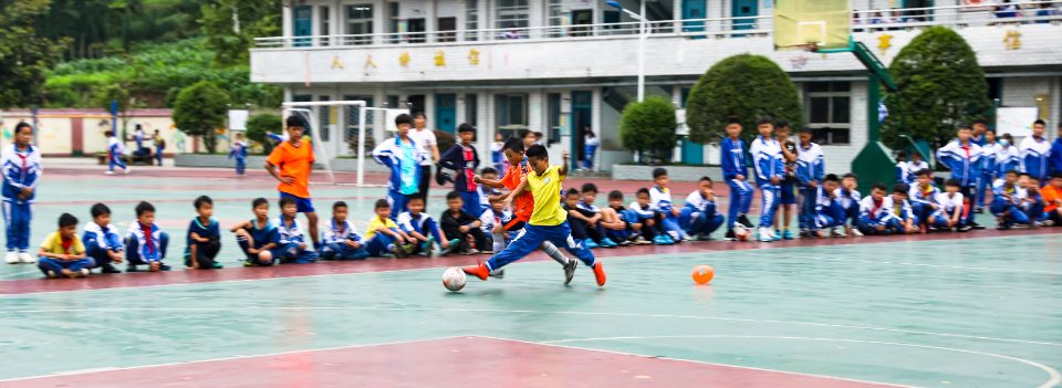 篮球场上练足球！水城这所小学有90多支足球队孩子们5年踢得6个市级比赛NO.1