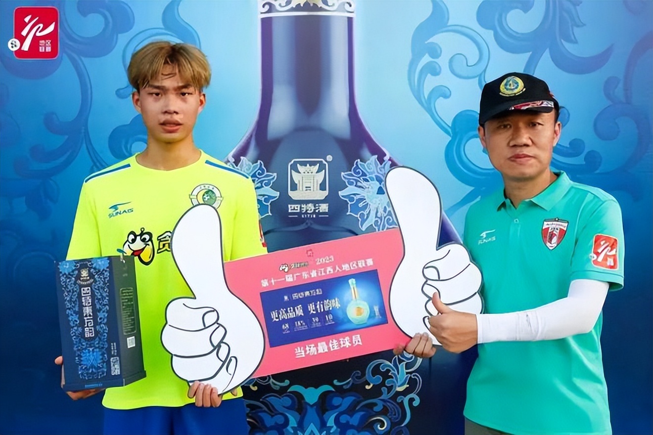 追奔露宿青海月，夺城夜蹋黄河冰。铁衣度碛雨飒飒，战鼓上陇雷凭