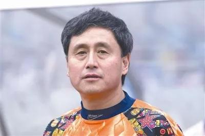 黄健翔前妻是端盘子的吗,足球解说员黄健翔现任妻子