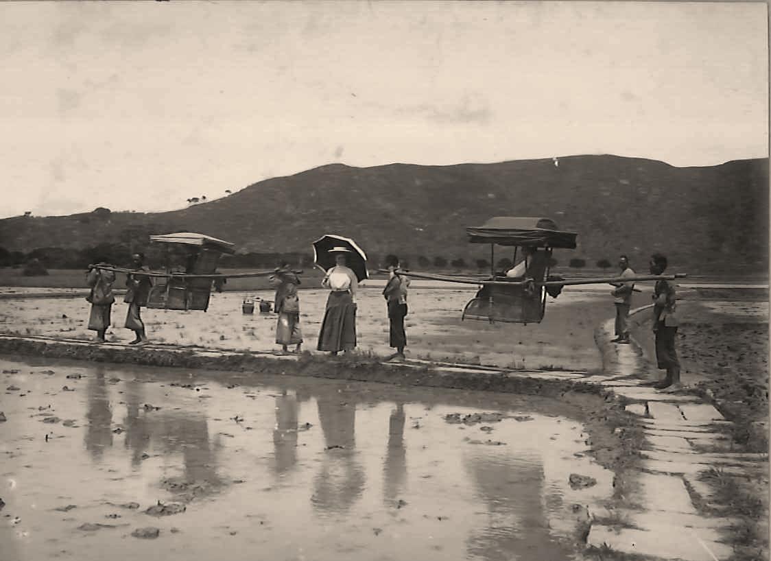 30个老照片记录女子与洋人*片鸦**烟枪下的白日梦