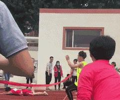 女生在公共场合故意让你难堪,现在的女生一点自知之明都没有