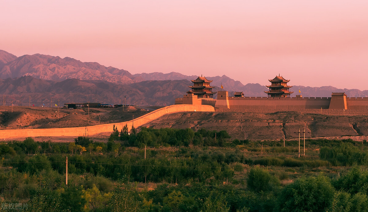 这个戈壁小城为何飞机、高铁、火车这么便捷