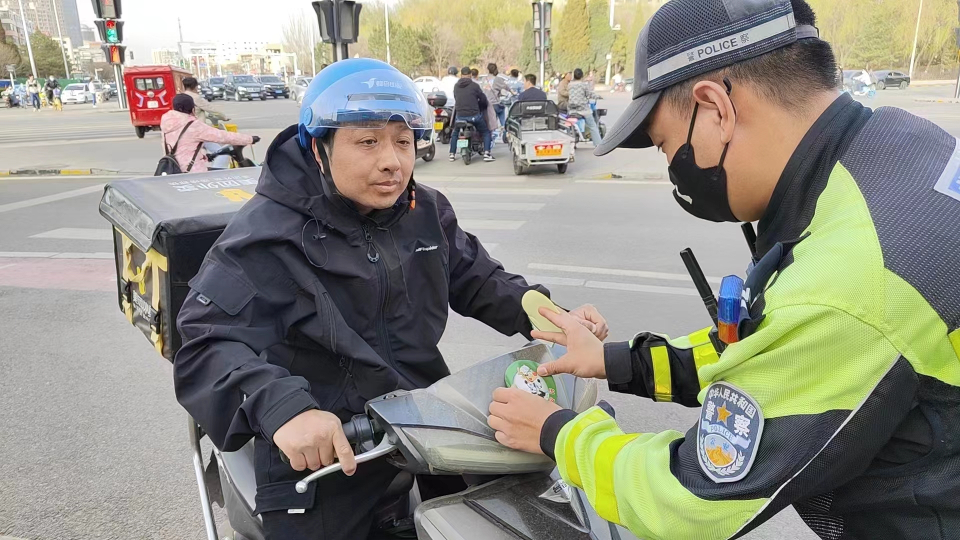 点赞包头交警昆区大队的视频,包头交警暖心