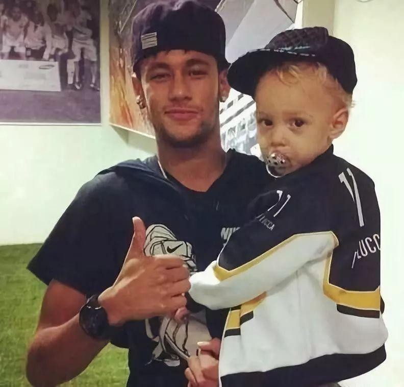 桑巴舞蹈内马尔挨踢,内马尔19岁普斯卡什