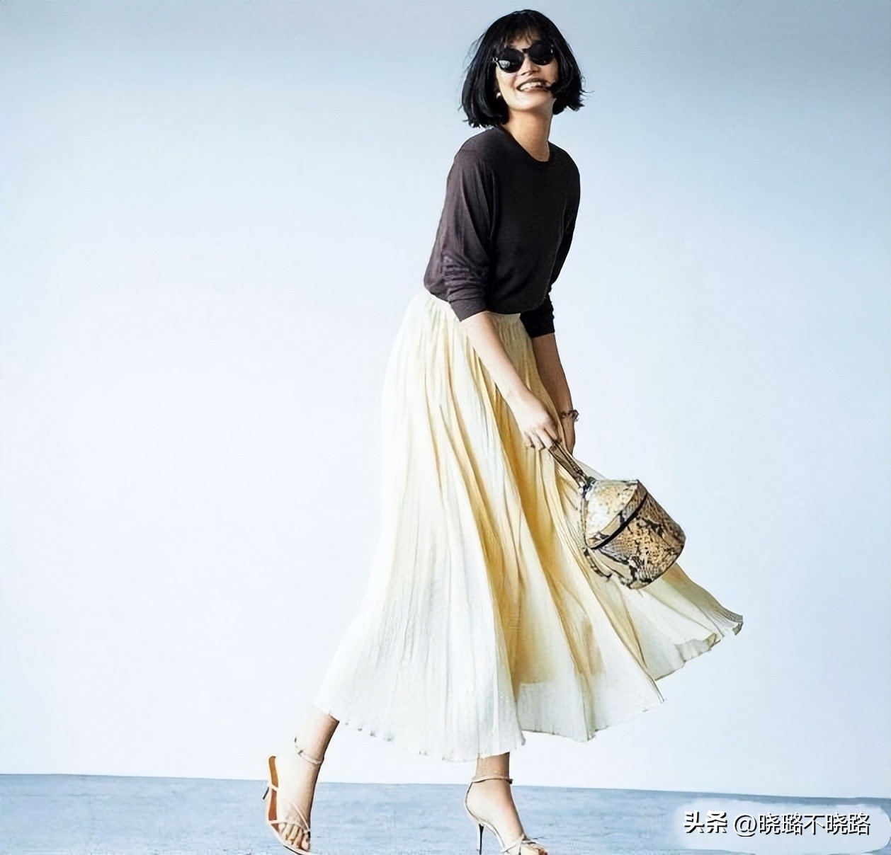 白t恤和百褶裙永远都是完美搭配,百搭t恤百褶裙推荐