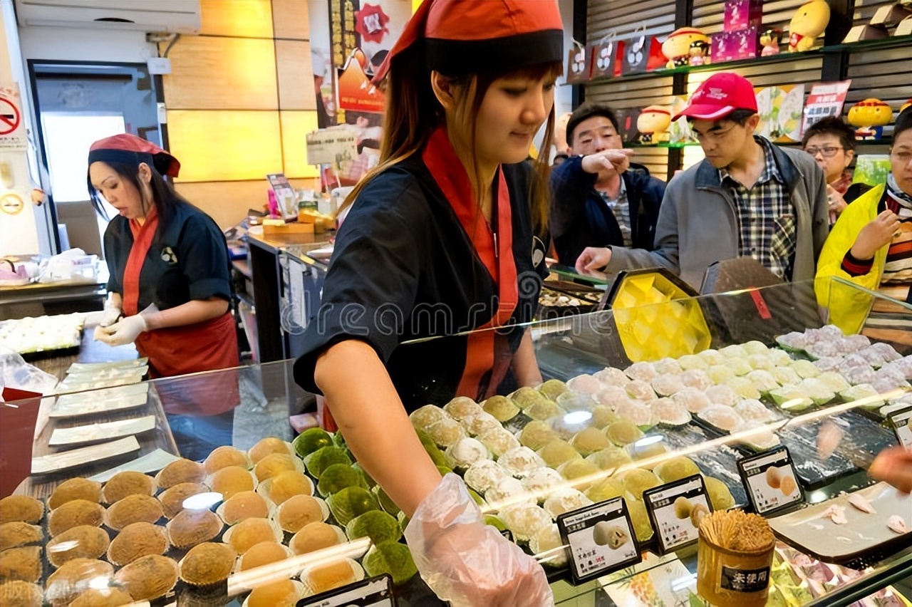 湖南老板开甜品店,利用“果汁免费喝”,一年获利100万,学学