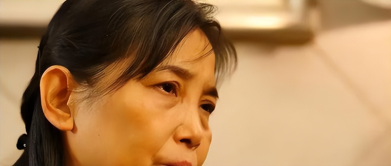 浙江小伙背着母亲上学，成全国道德模范，为何却变性参加选美大赛