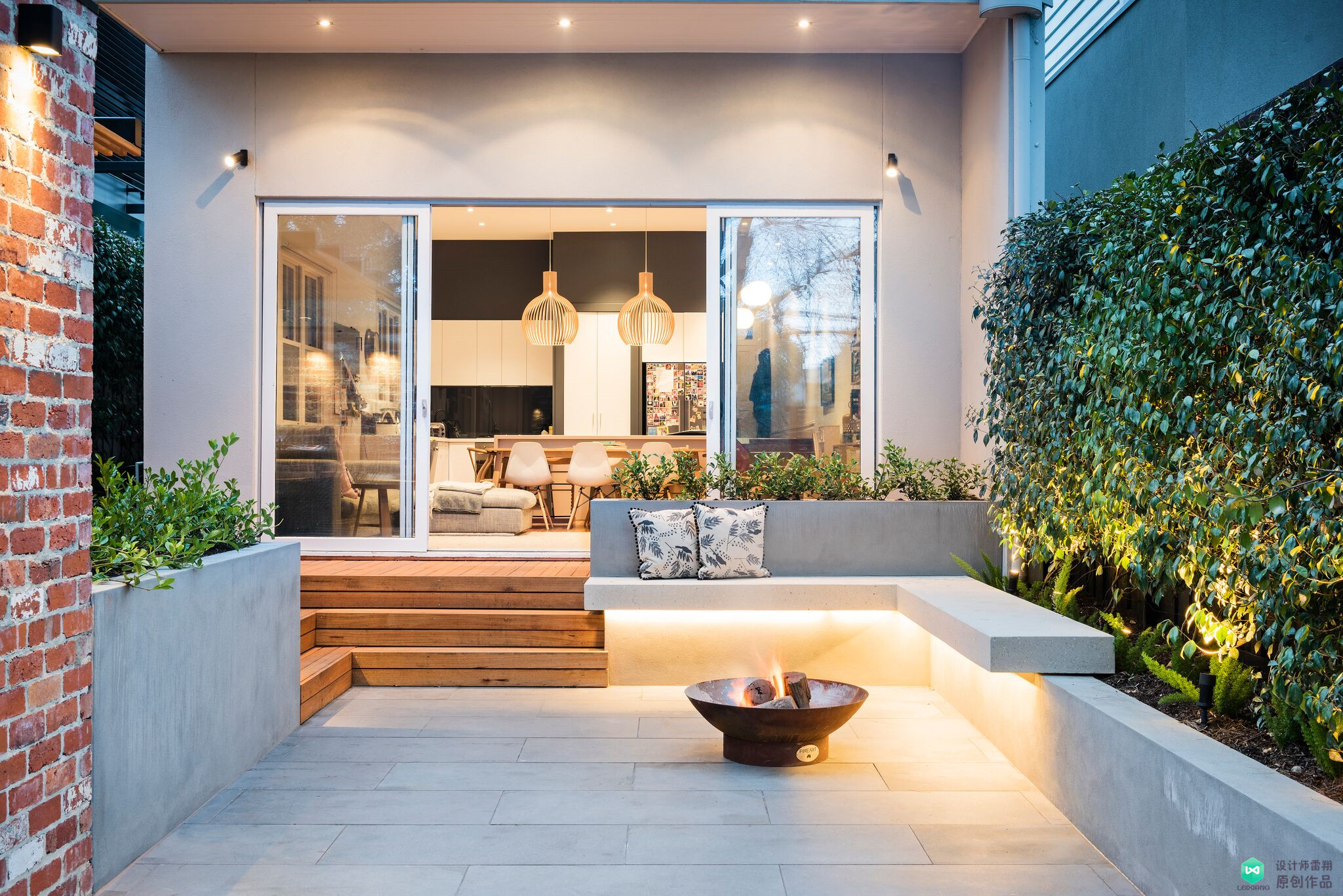 一层简易超现代带车库的小院设计,有车位小庭院别墅设计