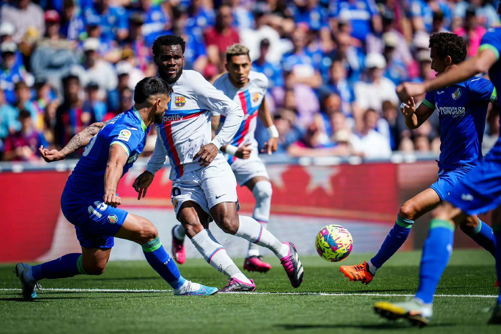 巴萨0-4惨败皇马本泽马,西甲巴萨0-0遭巴列卡诺逼平