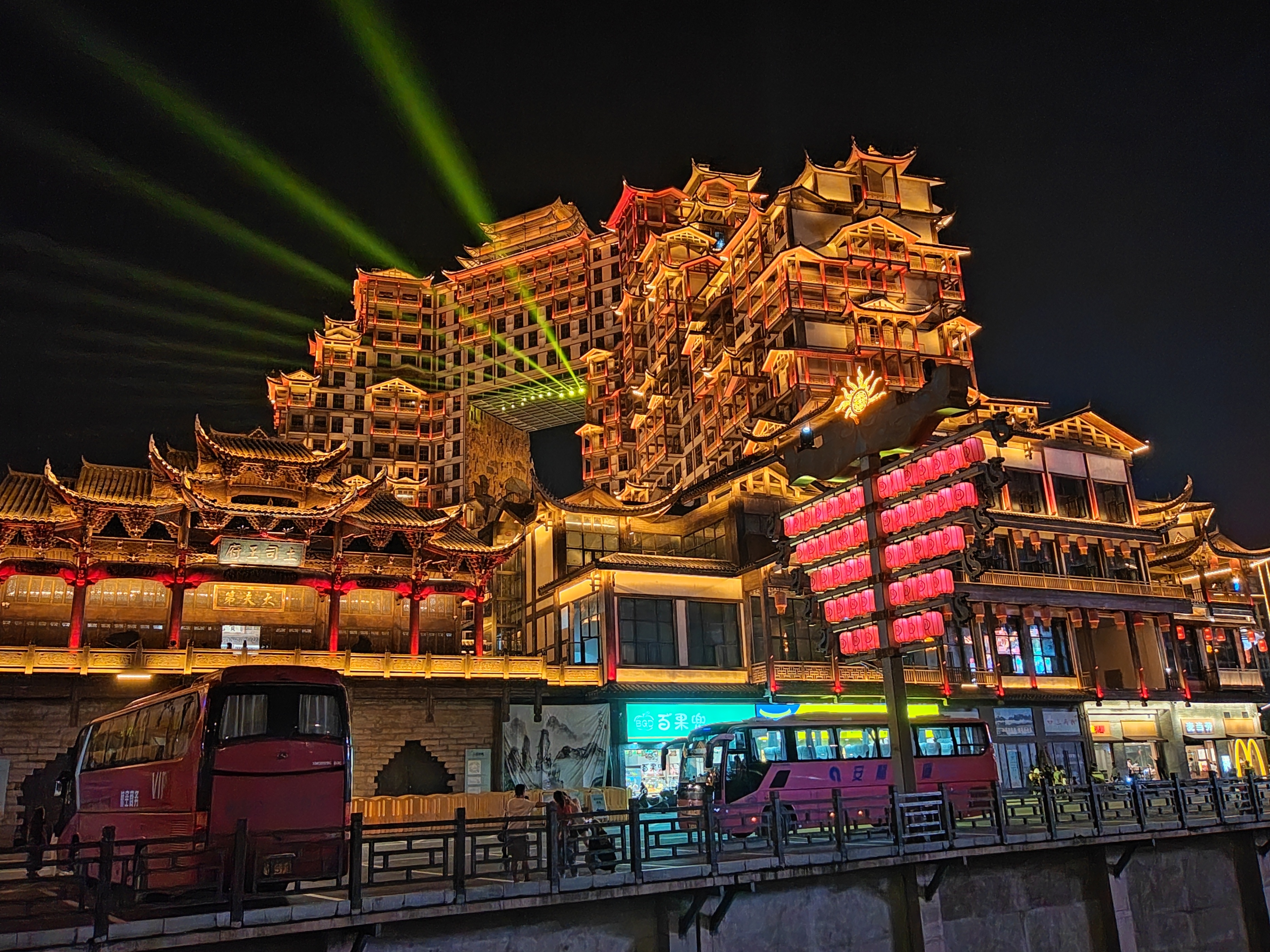 张家界凤凰古城六日游视频,重庆张家界凤凰古城六日游