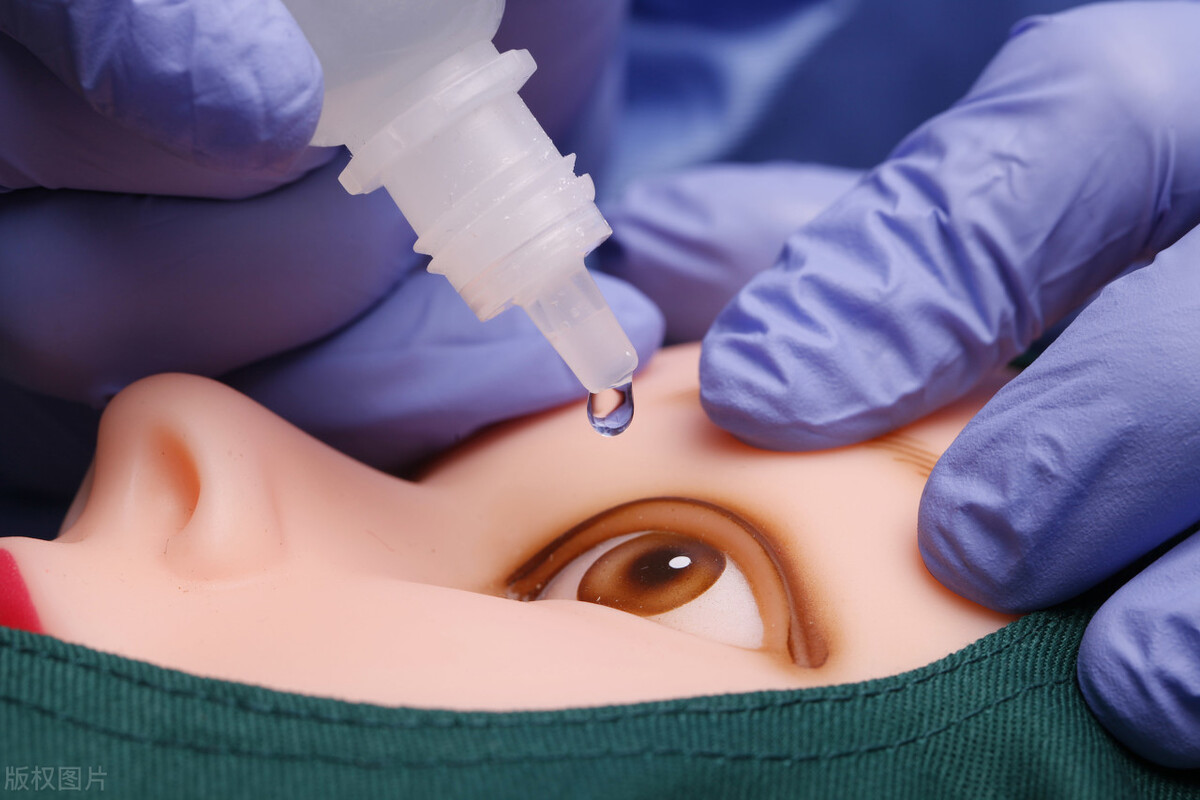 眼睛肿流黄色液体,眼睛肿了为什么会流黄色东西