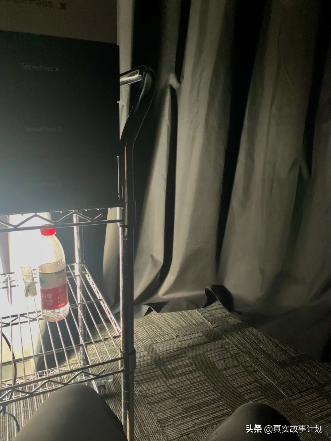 当我们的工作被虚构：几十平米的办公室，只有1个真员工