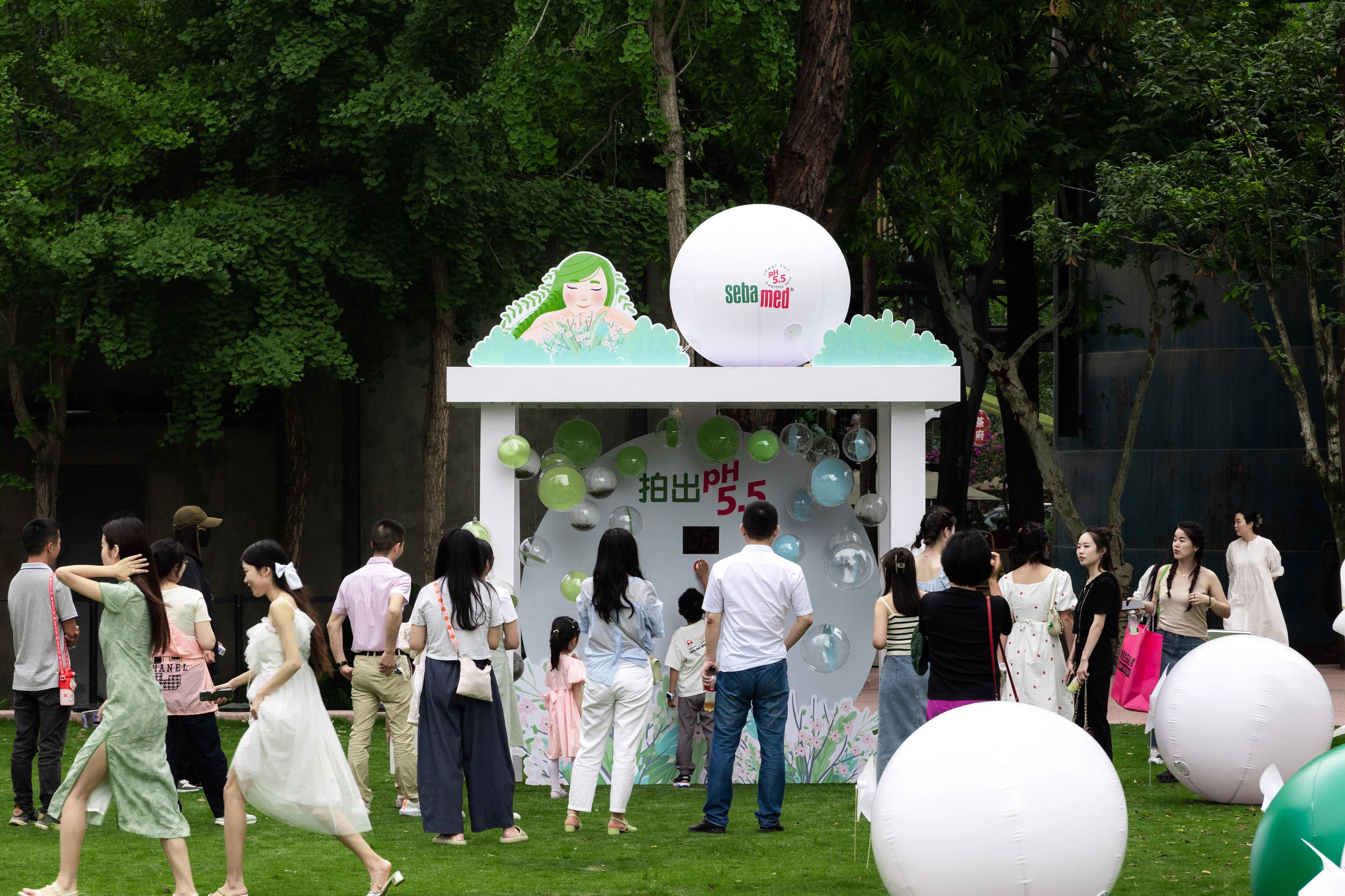 “施巴焕新护发颜究所”大型户外体验活动亮相成都