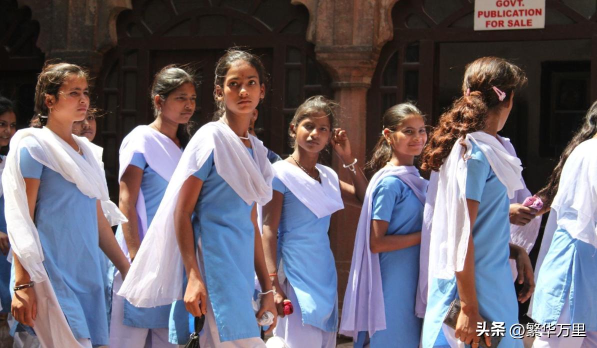 印度近40年的工资增长情况,印度14亿人靠什么生活