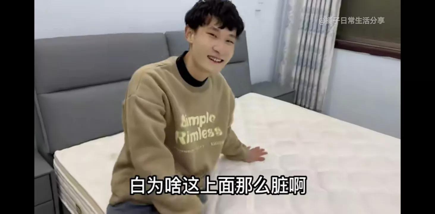 小贤半夜被橘子叫醒,小贤突然约橘子去他家吃饭