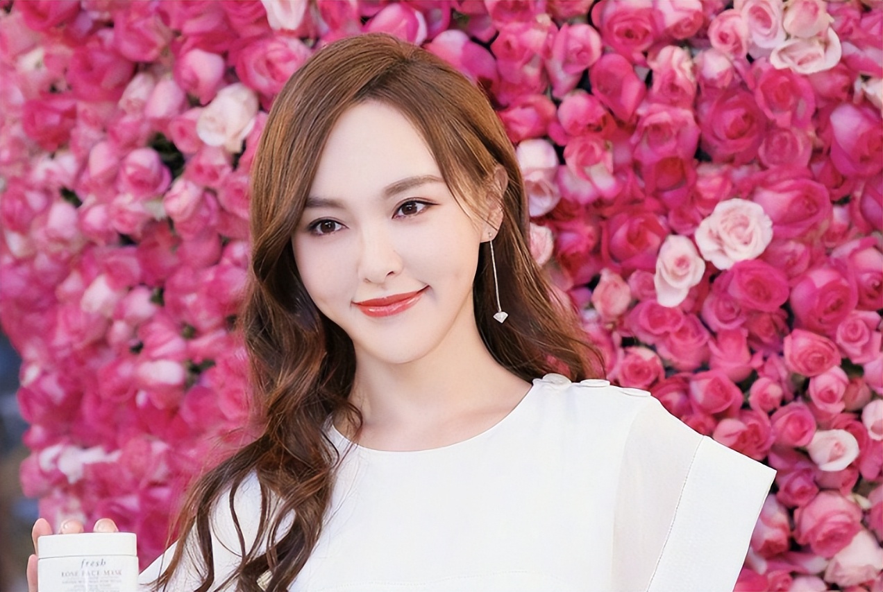 “花钱如流水”唐嫣：一个手机壳价值四万，她为何频穿假货走秀？