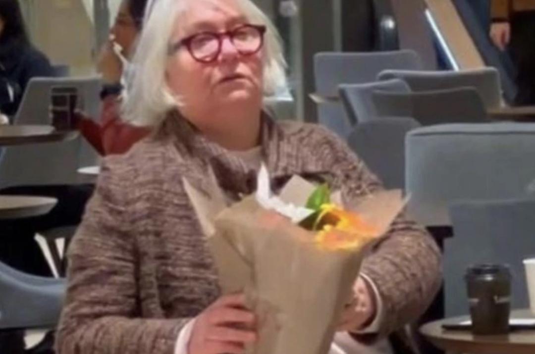 在街头各种送钱送花澳洲网红塌了！靠行善视频赚流量，网友喷了