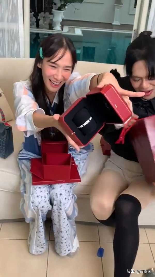 泰国女星aump经纪人a姐,泰国经纪人a姐是男是女