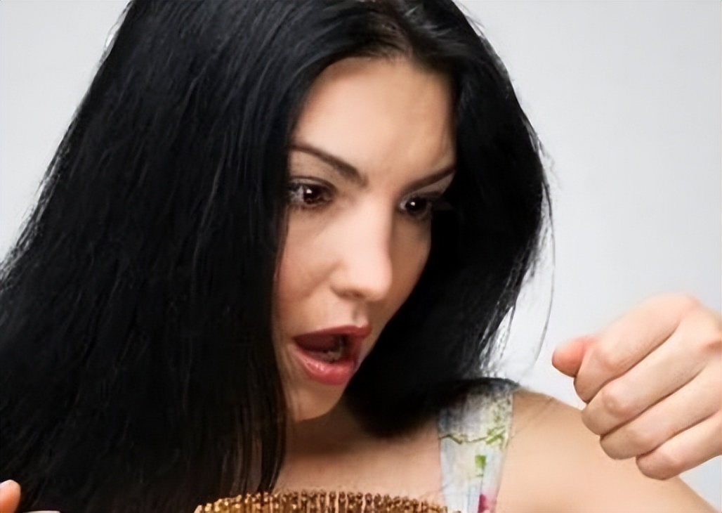 头皮总是长疙瘩或脓包是什么原因,头皮和脸上起疙瘩有脓包怎么回事