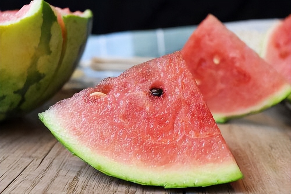 查出子宫肌瘤，能吃西瓜吗？医生：不想肌瘤增大，这5物尽量少吃
